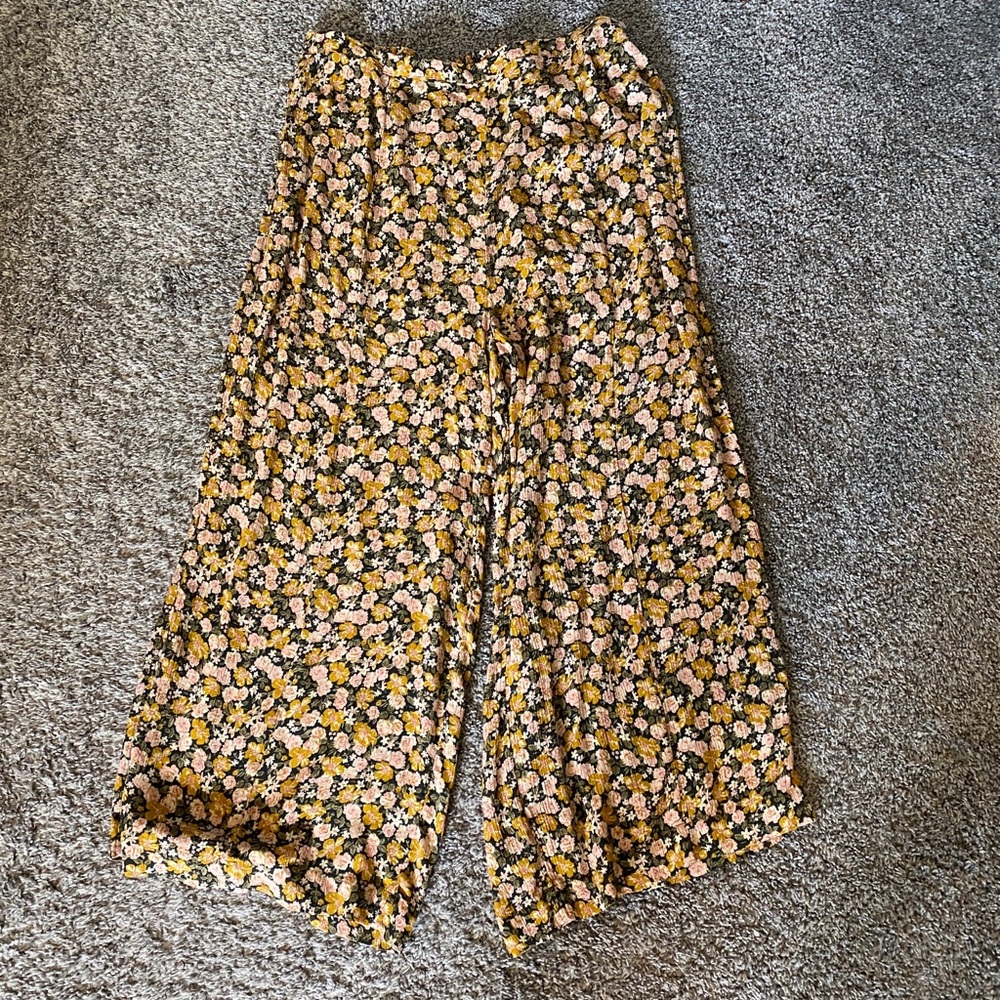 American Eagle Flowy Cropped Pants NWOT